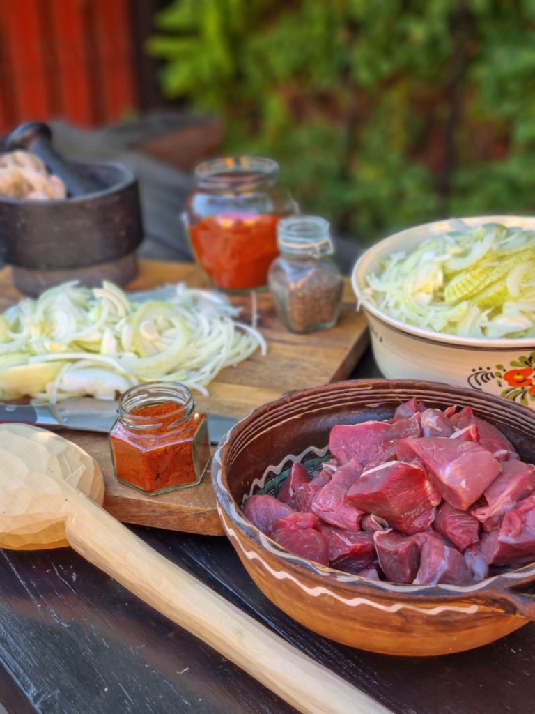 reteta-de-gulas-cu-carne-de-vita-ceapa-si-cartofi