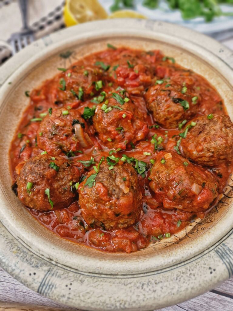 chiftele-marocane-cu-sos-la-cuptor