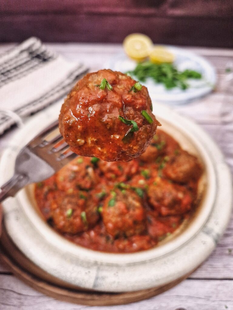 chiftele-marocane-cu-sos-la-cuptor