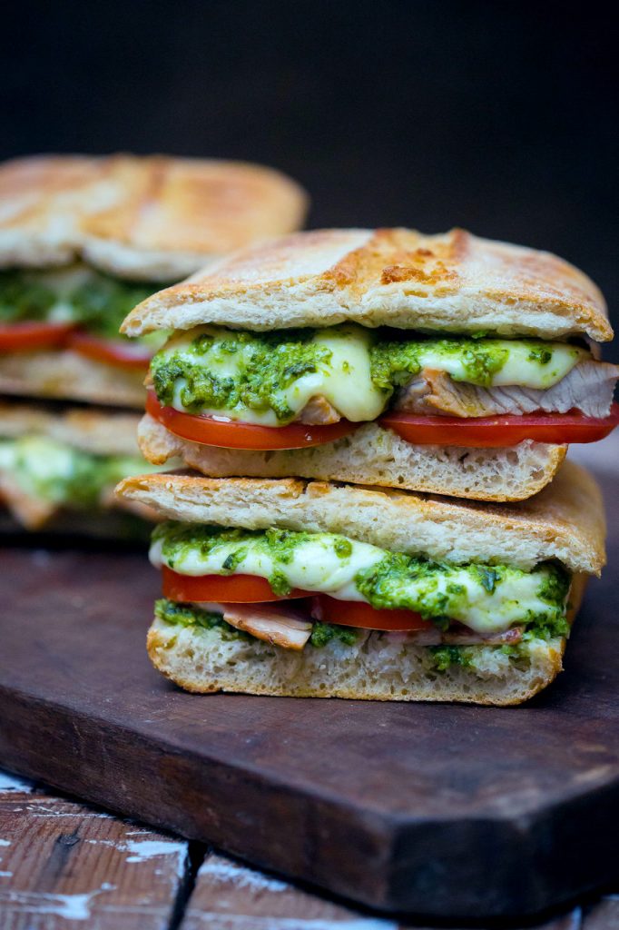 panini-cu-pesto-de-busuioc-si-piept-de-curcan