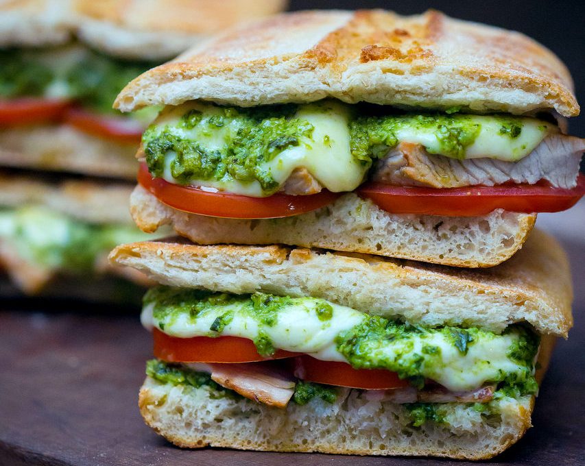 panini cu pesto de busuioc și piept de curcan