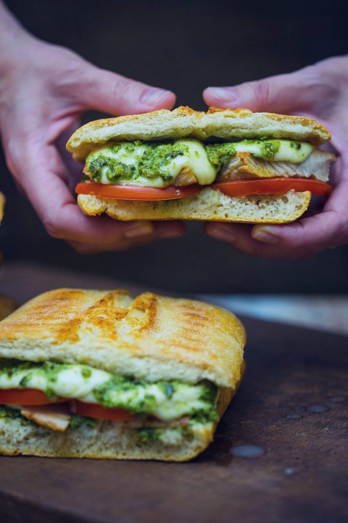 panini-cu-pesto-de-busuioc-si-piept-de-curcan