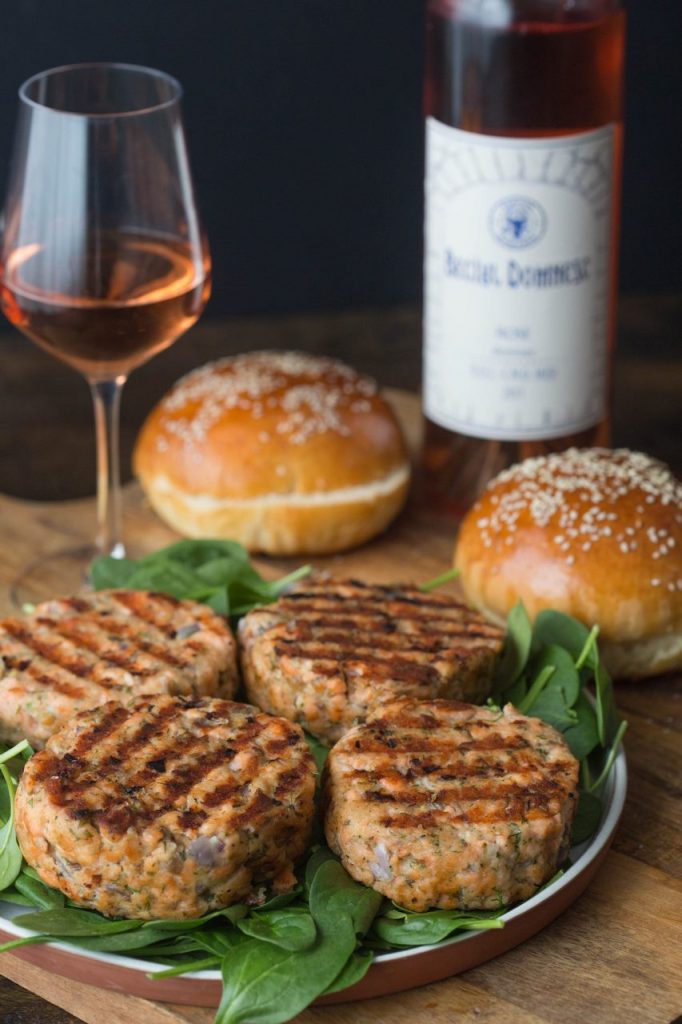 burger-cu-somon-si-sos-de-tarhon