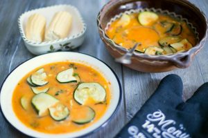 Supă de roșii, zucchini și porumb proaspăt