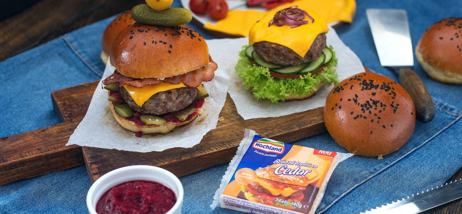 cum devine mai bun un burger. îl educi și-l faci cheesburger