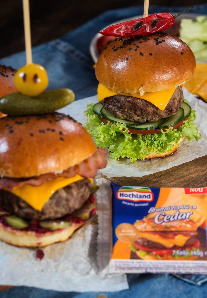 cheesburger-reteta-hrean-sfecla-rosie