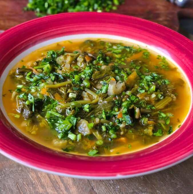 ciorbă de primăvară – spanac, ștevie, leurdă și măcriș, iar la urmă niște leuștean