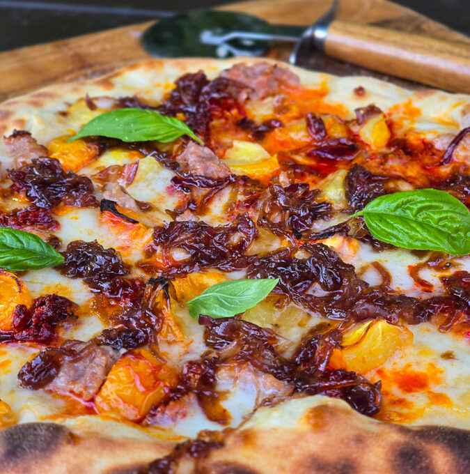 pizza cu nduja, roșii galbene și chutney de ceapă – varianta de topping