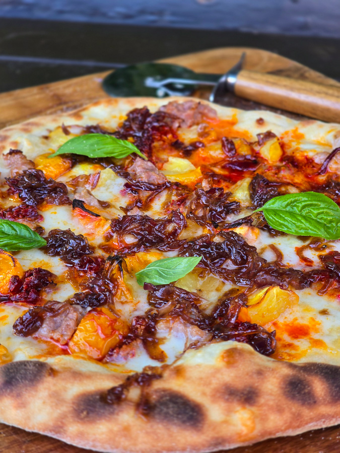 pizza cu nduja, roșii galbene și chutney de ceapă – varianta de topping