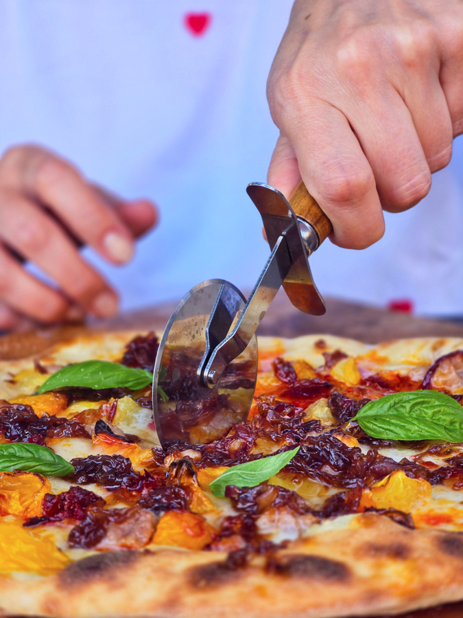 pizza-cu-nduja-rosii-cherry-si-chutney-de-ceapa