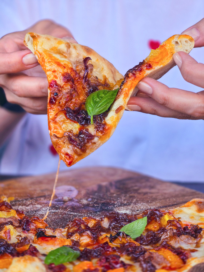 pizza-cu-nduja-rosii-cherry-si-chutney-de-ceapa