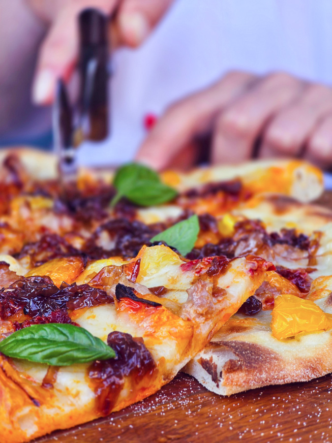 pizza-cu-nduja-rosii-cherry-si-chutney-de-ceapa