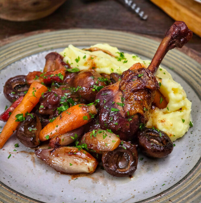 coq au vin – pui gătit lent în vin roșu